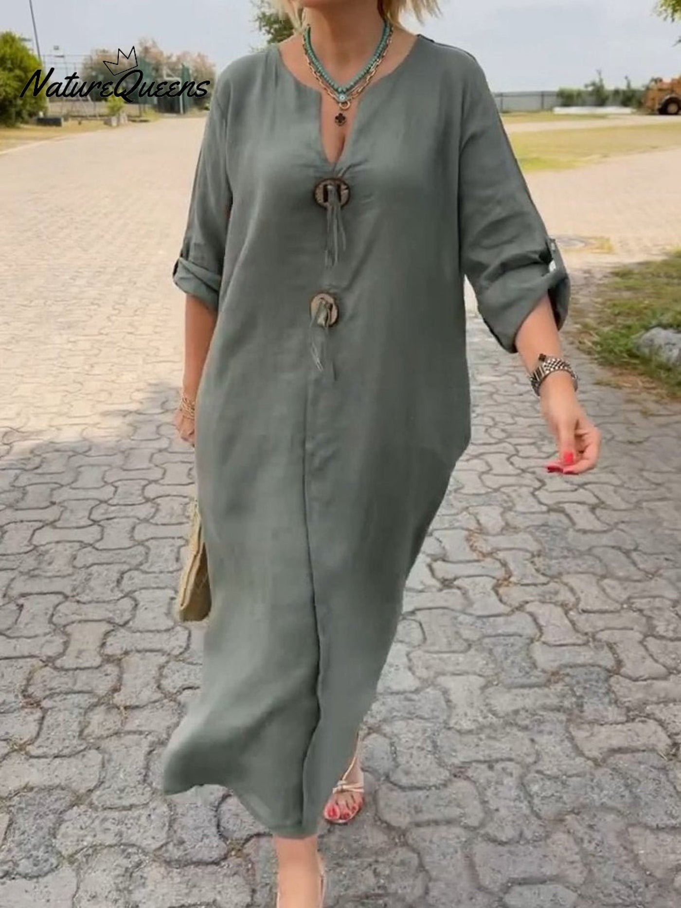 Noor – Long dress with wooden details and loose sleeves